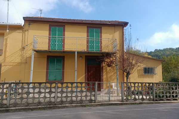 Casa semi-indipendente con corte esclusiva, pertinenze e terreno